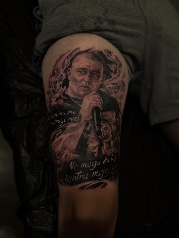Portret s natpisom — nadlaktica
